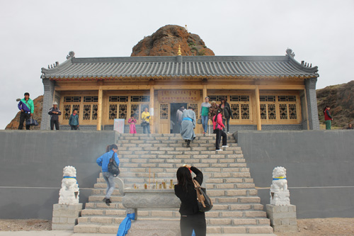 5月24日,巴林右旗阿贵庙风景区旅游节隆重开幕,开展了吃斋饭,登山